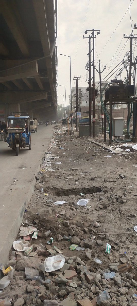 Nazimalvi1's tweet photo. Salarpur Pillar no 84 To 88 Opposite desi sharab theka https://t.co/WKsyMYWWJq