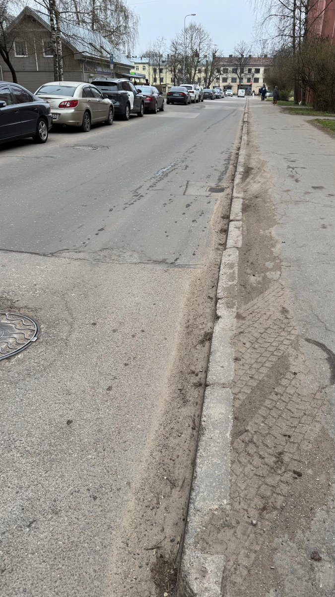 JanisAlkLut's tweet photo. Labrīt @RigasDome , lūgums veikt Palmu ielas tīrīšanu no Ropažu līdz Maija ielai. Sausā laikā putekļi lido dzīvokļos, mitrā laikā dubļu vagas. Paldies. https://t.co/iiSGP8vVoM
