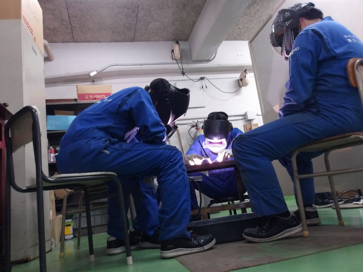 tera_house_n's tweet photo. #今日の授業
という訳で、今週もお疲れさまでした！
本格的に今年度の授業が開始された今週♪1年生はもちろんの事、2年生も先輩になったので、今までよりもっと色々やってます
＃エンジン脱着
#重整備
#実習　
#TIG溶接
#現場仕事
#リアル
#技術習得 https://t.co/UMKfAc52ph