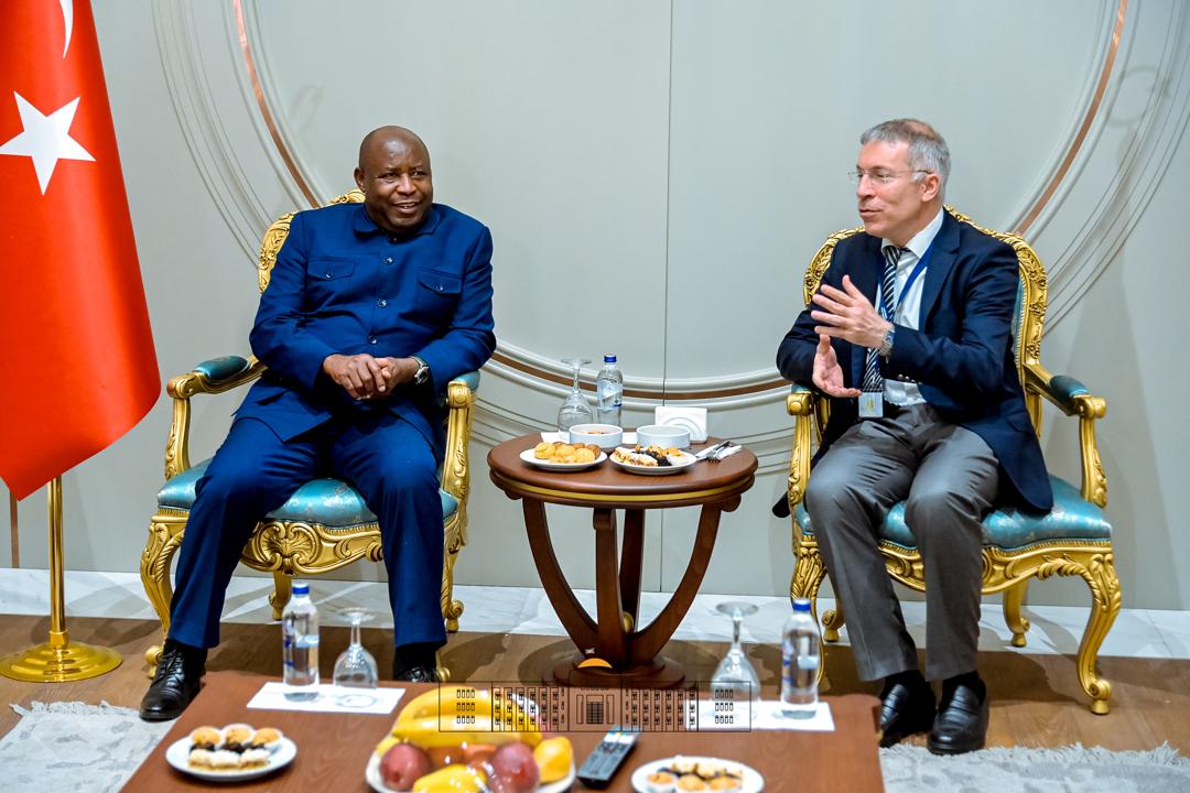 NtareHouse's tweet image. S.E @GeneralNeva est arrivé à l'aéroport d’Antalya en Turquie. Il  a été reçu par l’Amb. Tolga Bermek, chargé du Protocole pour le Forum Diplomatique d’Antalya #ADF. Il est attendu au Panel des Leaders de l’ADF avec certains autres Chefs d’Etat et de Gouvernement.