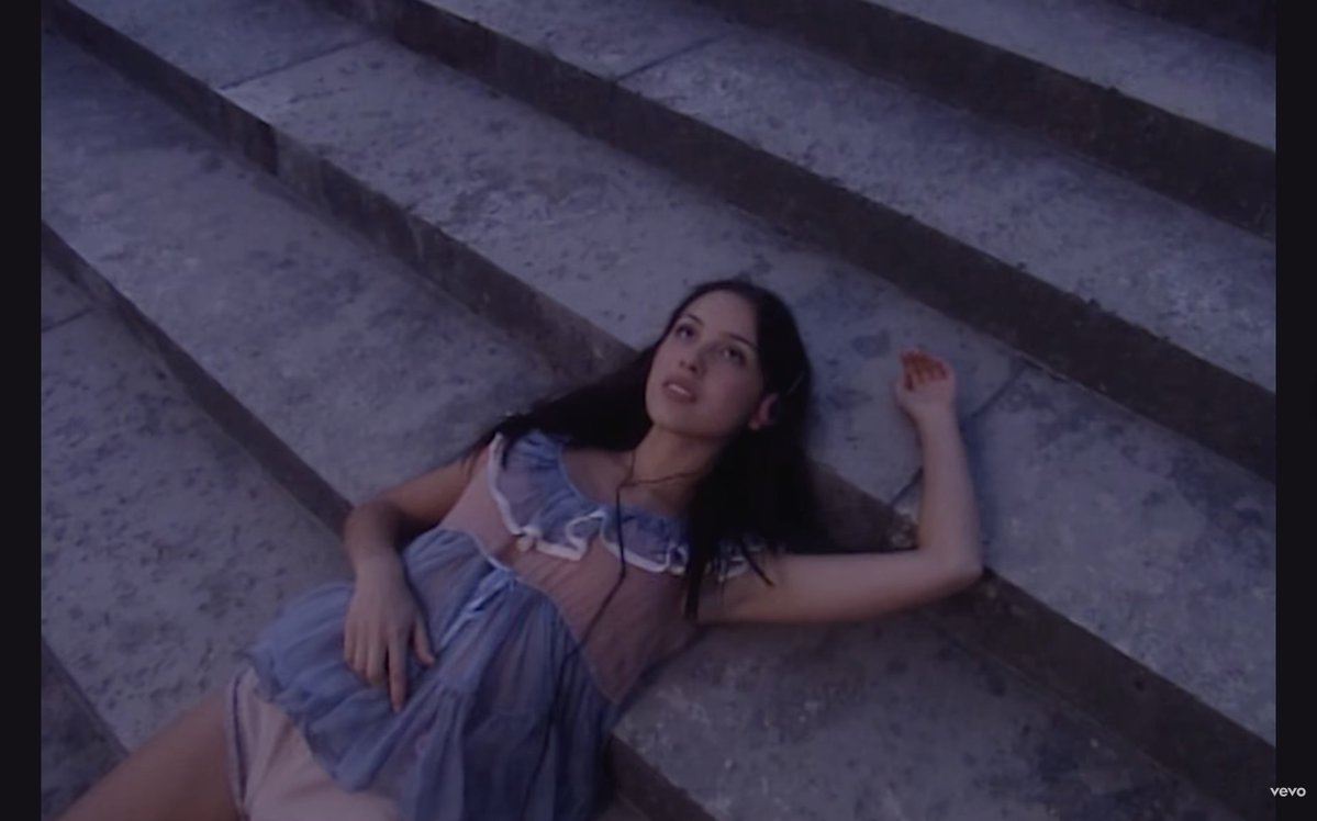 SHE’S OFFICIALLY BACK, LIVIES! 🎸

Olivia Rodrigo thrilled fans on Friday as she released the official music video for her latest single, “drop dead,” from her upcoming album “you seem pretty sad for a girl so in love.”

The album is set to drop on June 12.

📷 Olivia