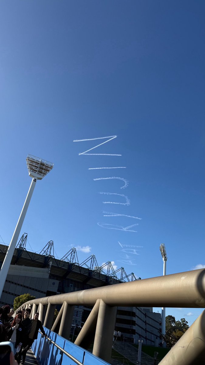 “GOAT RYUJIN” appeared in the sky during the Melbourne concert OMG！

#RYUJIN #류진 
LOOK ITS RYUJIN DAY
#EP25_StarringRYUJIN
#봄이_왜_따뜻한가_했는데_류진이가_태어났구나