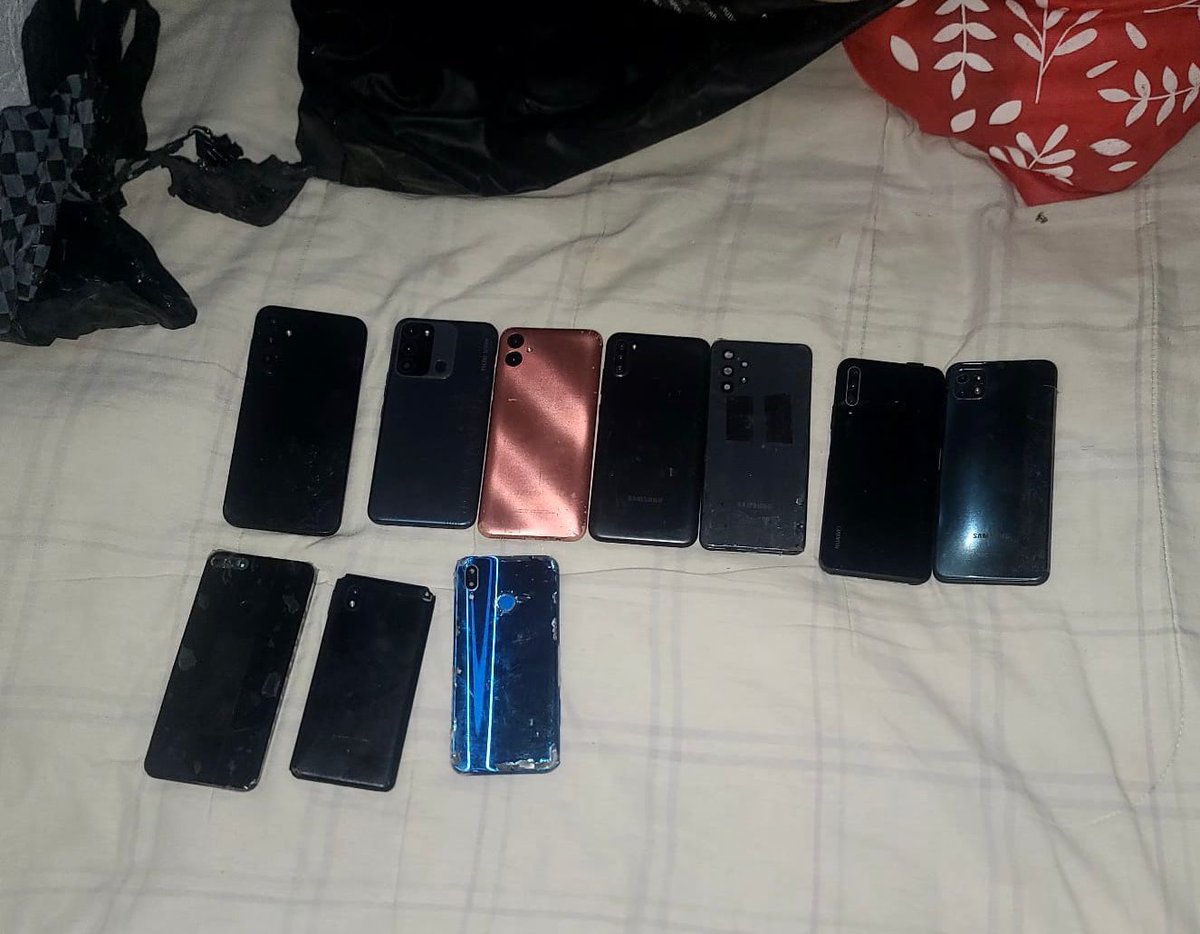 _SPGuatemala's tweet photo. 🚨10 armas de fuego y 38 teléfonos incautados‼️ Resultado de inteligencia penitenciaria y labor de los órganos de control de la DGSP. Con apoyo del Ejército se realizó requisa focalizada en sectores de Granja Pavón, con incautación de varios ilícitos. #ControlYOrden 💪 https://t.co/UB7Dpvjlmq