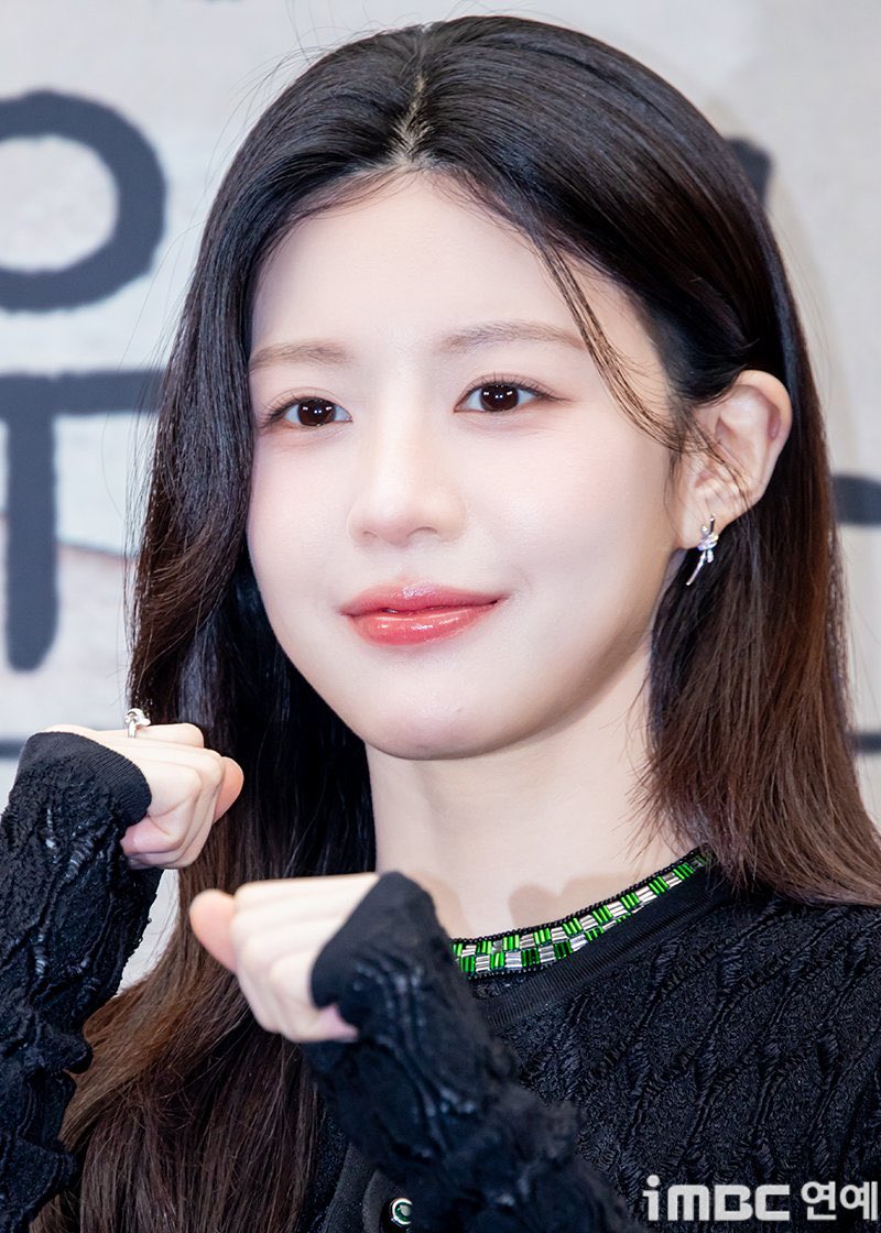 Younjung_THFAN's tweet photo. โกยุนจองในงานแถลงข่าวผลงานซีรีย์เรื่องใหม่ 'We Are All Trying Here'  จากช่อง JTBC

ออนแอร์ให้รับชมทั่วโลก 18 เมษายน
#WeAreAllTryingHere #เราต่างพยายามสุดใจ  #GoYounJung https://t.co/gJkNY3FNGl