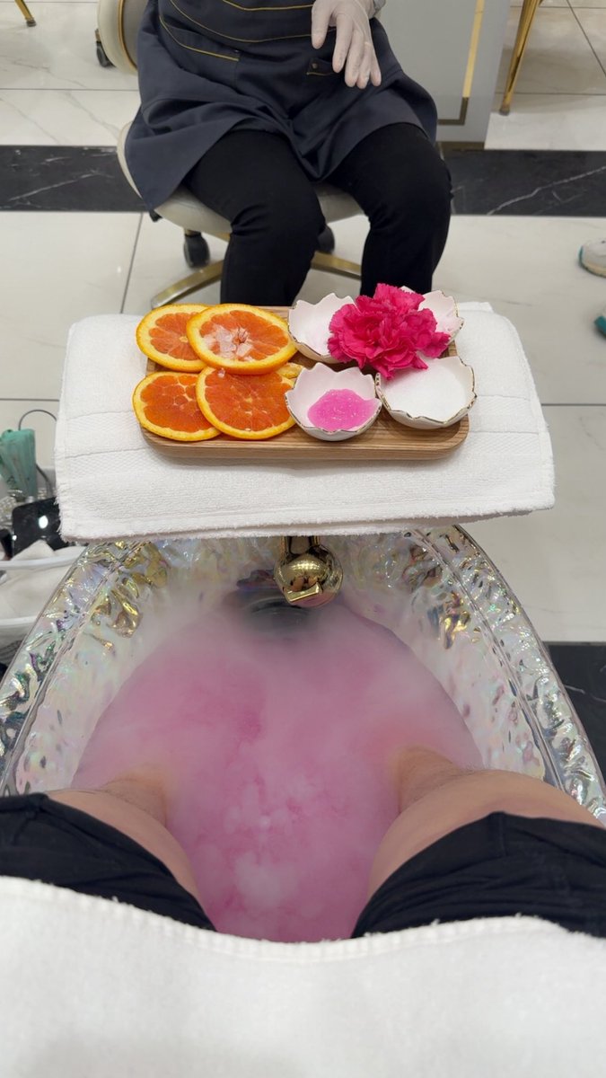 SJGoodVibes's tweet image. I am in my self-care era 💅🏻 I spoiled myself with a bubble tea and a mani/pedi today!!!! 😌 #SelfCare