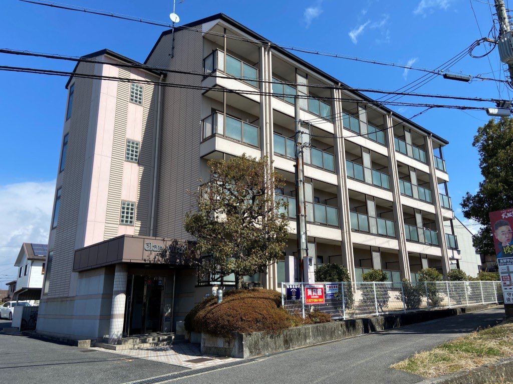 rec_shiga's tweet image. スーパーへ徒歩7分（550ｍ）、コンビニへ徒歩2分（140ｍ）と買物に便利なオール電化マンション！

【エランビタール】

chintai-kan.com/search/detail?…

🌟賃貸館 南草津駅前店
TEL：077-566-1001
🌟いい部屋ネット 瀬田駅前店
　TEL：077-526-6446

#宅配BOX #オートロック #BKC
