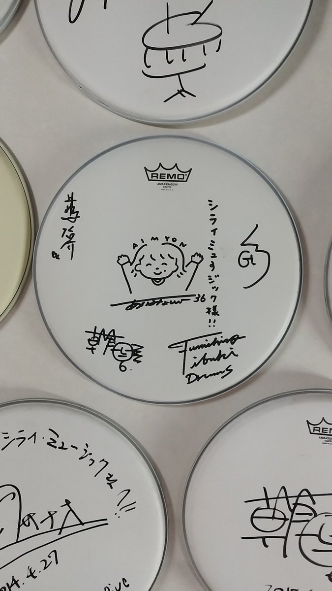 お、驚きました。サインかわいい。
シライミュージックのサインの壁に展示してあります。そして、ついに伊吹さんもシライミュージックに！朝倉さんいつもありがとうございます！