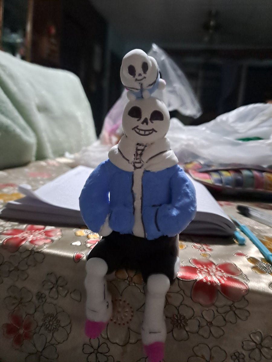 Mar999Mari's tweet image. Más figuras de fomi moldeable :P
Hoy fue mi primera vez que hacía una figura pero no para mí, está la vendí a un compañero de clases y le gustó asique... Yey! 
#undertalemultiverse #sans #papyrus