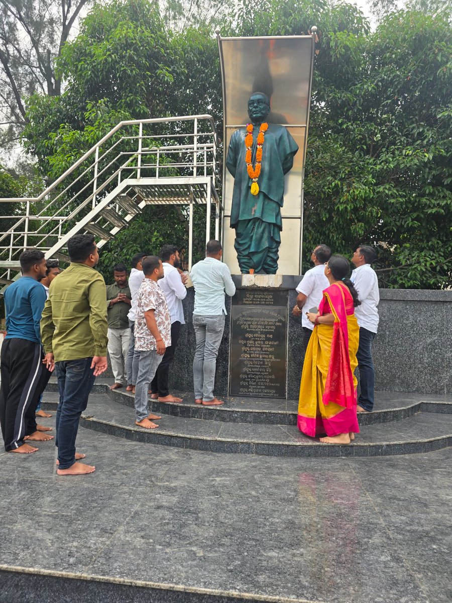 Chandra11268865's tweet photo. ଓଡ଼ିଶାର ଗୌରବ Biju Patnaikଙ୍କ ତିରୋଧାନ ଦିବସରେ ଅନୁଗୁଳରେ ଶ୍ରଦ୍ଧାଞ୍ଜଳି। 🙏
ଆଜି ବିଜେଡି କାର୍ଯ୍ୟାଳୟ ଓ ବିଜୁ ମୈଦାନରେ ଶ୍ରୀ ଦିଲୀପ କୁମାର ସାହୁଙ୍କ ସହ ଅନେକ କର୍ମୀ ଉପସ୍ଥିତ ରହିଥିଲେ।
ବିଜୁ ବାବୁଙ୍କ ଆଦର୍ଶ, ପଞ୍ଚାୟତିରାଜ ଶକ୍ତିକରଣ ଓ ଓଡ଼ିଆ ସ୍ୱାଭିମାନ ପାଇଁ ତାଙ୍କ ଅବଦାନ ସଦା ପ୍ରେରଣା ଦେଇଥାଏ।
#BijuBabu https://t.co/khkyKOK4Ab