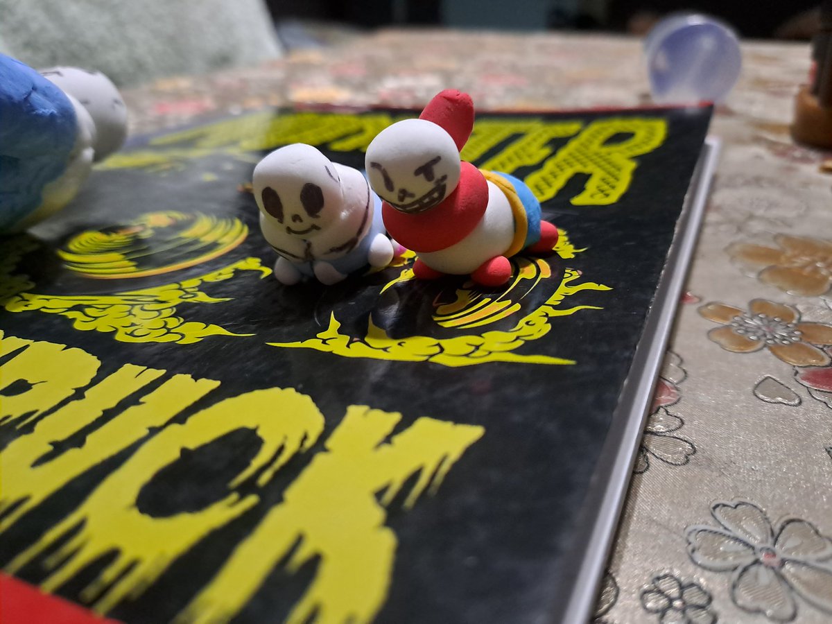 Mar999Mari's tweet image. Más figuras de fomi moldeable :P
Hoy fue mi primera vez que hacía una figura pero no para mí, está la vendí a un compañero de clases y le gustó asique... Yey! 
#undertalemultiverse #sans #papyrus