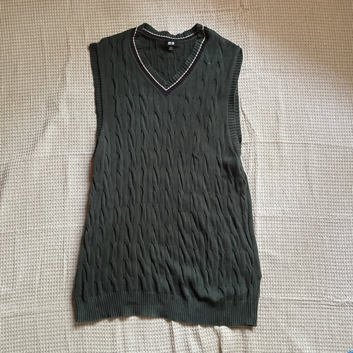 isoulstuff's tweet photo. 07) 100฿ (+shipping 35฿) 
เสื้อกั๊กไหมพรม Uniqlo 
size XL (ตัวใหญ่) https://t.co/gUeVDH4Fft