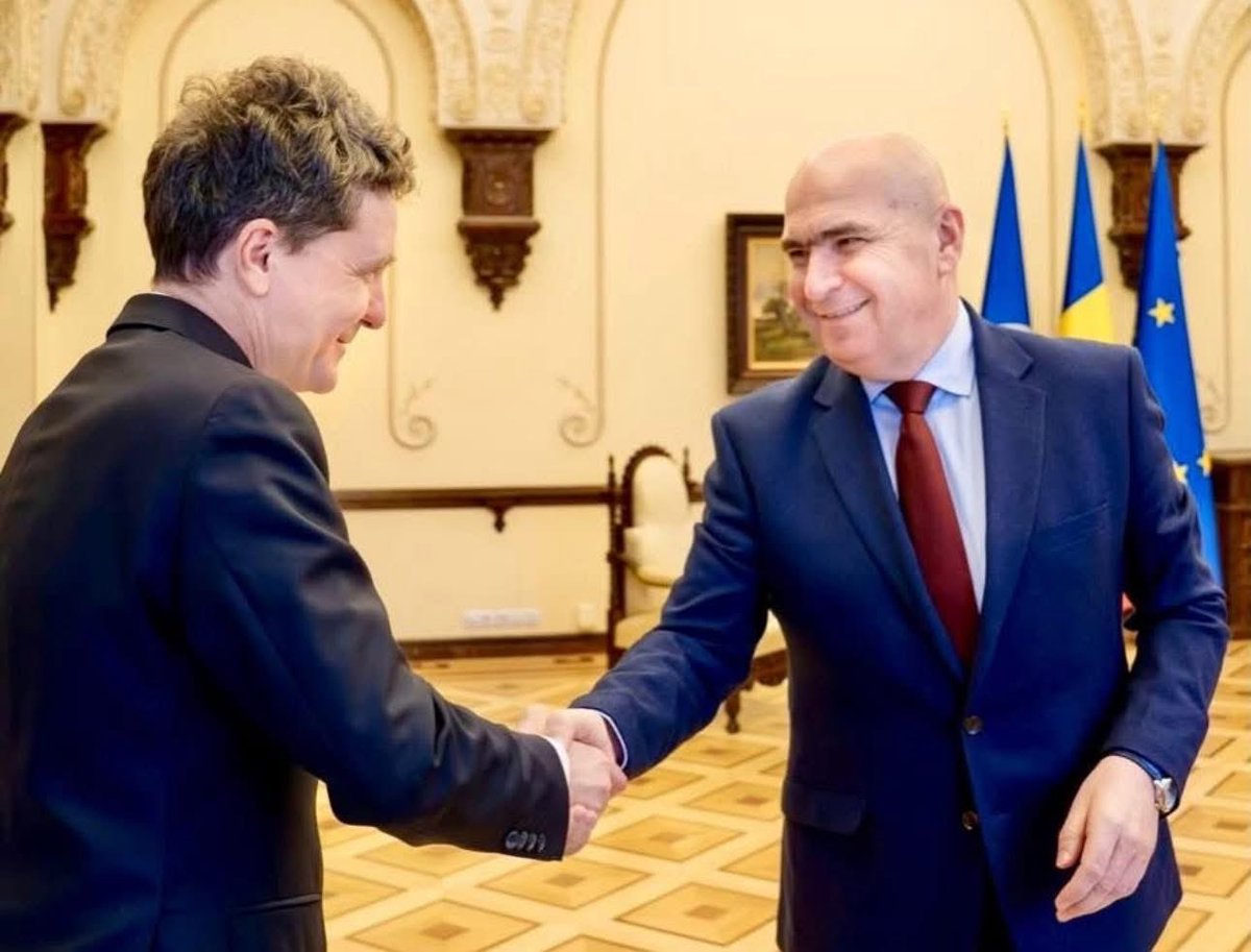 AncientPriest's tweet photo. Nu cred că @NicusorDanRO e ticălos sau s-a dat cu ticăloșii.

Unii ar spune că e cumpătat, moderat, mediator. Că e un politician metodic și calculat, care nu se aruncă în războaie politice inutile și care nu iese din litera Constituției.

Că tace și face.
Că are un plan.

Dar asta s-a spus și despre Iohannis, în timp ce Iohannis și consoarta nu mai erau interesați de mult de țară, ci de următoarea oportunitate de shopping în țări străine.

Ar fi bine ca Nicușor Dan să aibă un plan, o strategie, o direcție. Sunt alegători care încă îi acordă prezumția de bună credință. 

Ne vom lămuri curând.

O să-l vedem cum acționează la debarcarea lui Bolojan, impusă de baronii transpartinici PSD-PNL: e hârtia de turnesol care ne va arăta dacă e cu cei care l-au votat sau cu cei care au produs dezastrul economic și democratic din care pare că nu ne mai revenim.

Deocamdată dă impresia că este un președinte fricos. Şi singur. Și singurătatea asta vine exclusiv din vina lui. E singur pentru că risipește în fiecare zi uriașa putere de care dispune: legitimitatea celor 6.168.642 de voturi, pe care nu o are nici Grindeanu, nici Kelemen, nici Predoiu, nici Pahonțu, nici SRI sau SIE, nici Savonea, nici Simion și nici măcar Georgescu. Şi cu siguranță nu o are nici sistemul militar-securist, care deține colonei acoperiți sau descoperiți peste tot, și care are capacitatea formidabilă să facă din om neom chiar și cu un președinte de țară.

Sursă: Florin Negruțiu