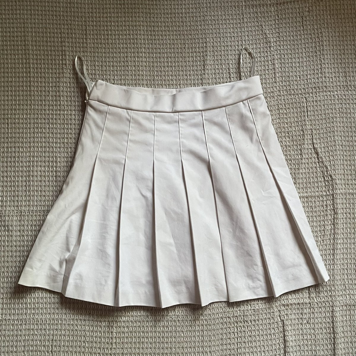 isoulstuff's tweet photo. 10) 100฿ (+shipping 35฿) 
กระโปรงสีขาว Uniqlo 
Size S waist 32 (60-66cm ตามป้าย) https://t.co/U95paDmNHM