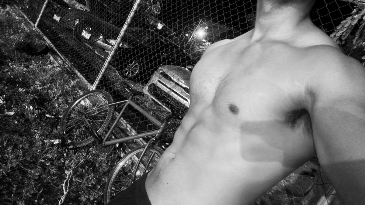 UnderCoverBoy tweet media