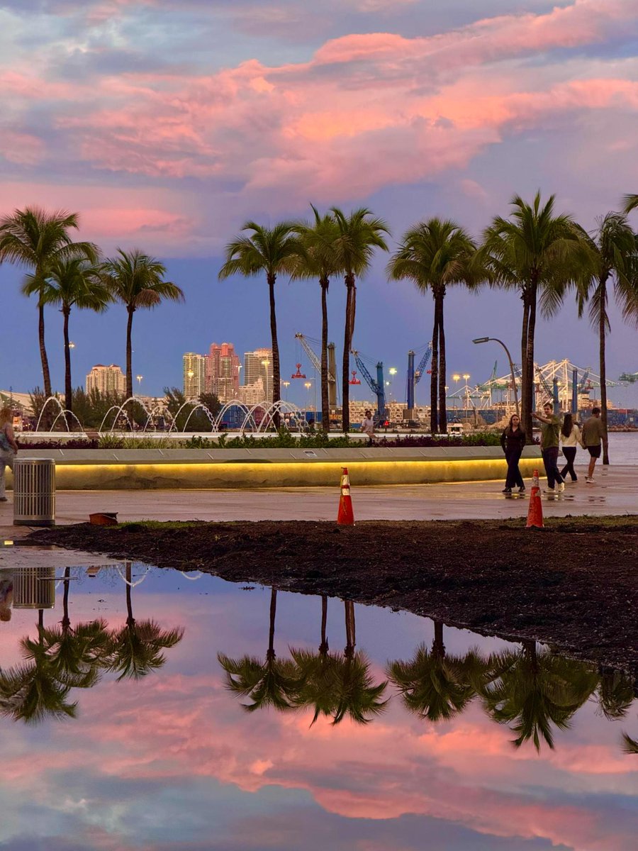 Stellajcy's tweet photo. Tonight, Miami is like a mirror to the sky 🌙✨ Miami Beach always knows how to reflect the beauty of the night. #MiamiNights #MiamiBeachVibes #CityOfLights #SkyReflection #TravelGoals https://t.co/n9iQ0TVYRC