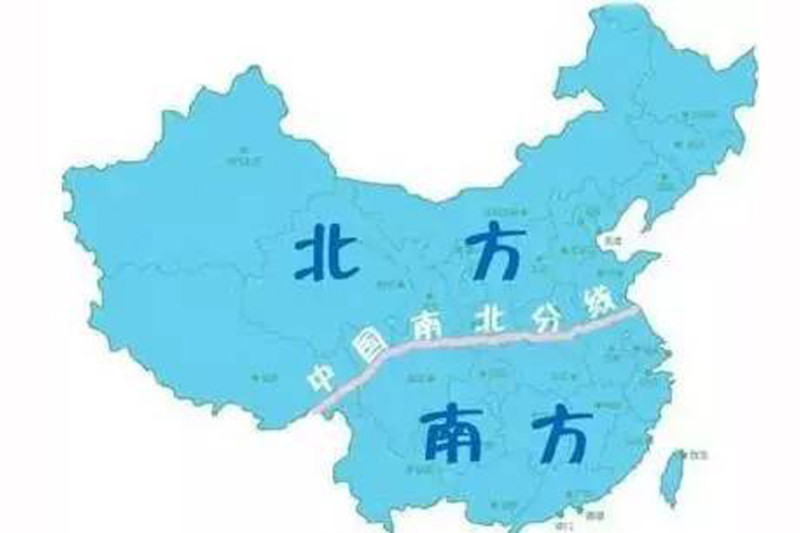 linyuanpress's tweet photo. 在北方许多地区，社会资源的���转高度依赖于以血缘、地缘和业缘构建的“关系网”。在这个网络中，规则是弹性的，边界是模糊的。一件事情能不能办成，不取决于法律条文，而取决于你处在权力关系网的哪一环。

南方（尤其是东南沿海）之所以能向“现代契约社会”靠拢，并非因为南方人天生道德更高尚，而是因为高度发达的市场经济将社会打碎，重组成了“生人社会”。在海量的、跨地域的陌生人交易中，“攀交情”的成本太高且不可靠，唯一的共识只能是契约和法治。逻辑通了就行，本质上是市场交易对规则确定性的刚性需求。

改革开放四十多年来，南方深度嵌入了全球资本主义供应链。全球化资本极其厌恶不确定性。为了吸引外资和民营资本，南方的基层政府被迫进行制度创新（如“最多跑一次”改革），以建立可预期的法治环境来降低“制度性交易成本”。在这里，政府更像是一个“物业公司”，法治是维持商业运转的基础设施。

北方（尤其是东北和华北部分地区）长期是重工业和国有经济的重镇。资源的分配不依赖市场博弈，而依赖行政权力和计划指令。当一个地方的顶级资源（矿产、信贷、大型工程）都掌握在“体制内”时，权力就拥有了绝对的寻租空间。在“权力主导资源”的模型下，法治必然让位于长官意志。

北方长期是中国历史上的政治中心。在皇权体制下，靠近权力中心意味着必须服从森严的等级制度与官僚逻辑。“官本位”思想在北方土地上有着上千年的沉淀，人们习惯于向上级寻找安全感，而不是向规则寻找安全感。

南方在历史上往往远离政治中心（所谓“天高皇帝远”），且多山少地、面朝大海。这种地缘特征逼迫南方人很早就开始从事跨区域的商业贸易甚至海���贸易。从宋代的市舶司到明清的走私海商，再到近代的通商口岸，南方社会一直在与“商业契约”打交道，其底层的商业文明基因远比北方深厚。

作为一个普通人，在“北方”式的社会里生活是极其疲惫的。因为你办一个执照、打一场官司、甚至孩子上一个好学校，都需要去寻找那个“正确的人名”。这种无处不在的“制度摩擦力”，会极大地消耗个人的尊严和精力。

一个地区的核心竞争力，最终不仅是GDP的数字，而是其制度环境能否给予普通人免于恐惧、免于求人的体面与尊严。