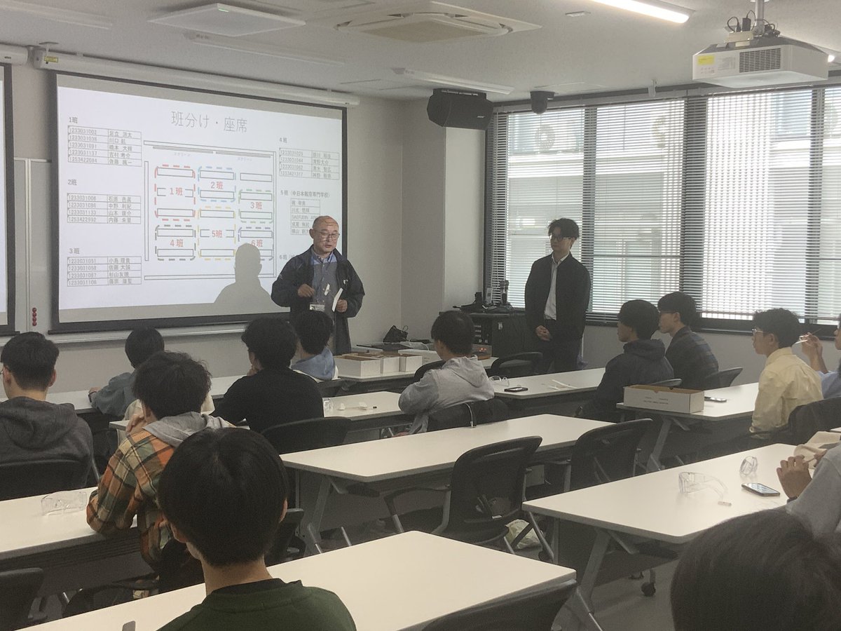 ipteca_tn's tweet photo. 先週から機械工学概論Ⅱの授業が始まりました。
今年度より岐阜工業高等専門学校の学生さんも授業に参加します。
今回の授業は前回作った紙飛行機を体育館で飛ばしてきました✈︎✈︎同じように作ってもそれぞれ飛び方が違って個性があります👍 https://t.co/IK6x3PAQYf
