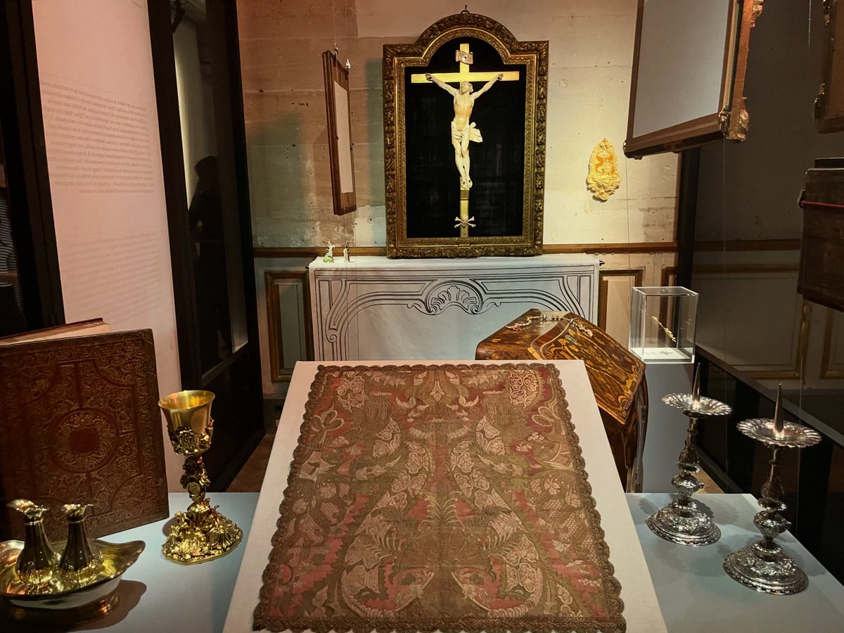 mikaelsilf's tweet image. The #exhibition was quite unusual:it focused on a single day in an 18th-century #Parisian mansion,with everyday objects from that period illustrating each part of the daily routine.What can you take away from it?That wealthy people in the 18th c.didn’t really do anything useful⬇️