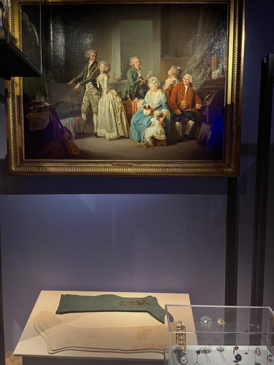 mikaelsilf's tweet image. The #exhibition was quite unusual:it focused on a single day in an 18th-century #Parisian mansion,with everyday objects from that period illustrating each part of the daily routine.What can you take away from it?That wealthy people in the 18th c.didn’t really do anything useful⬇️