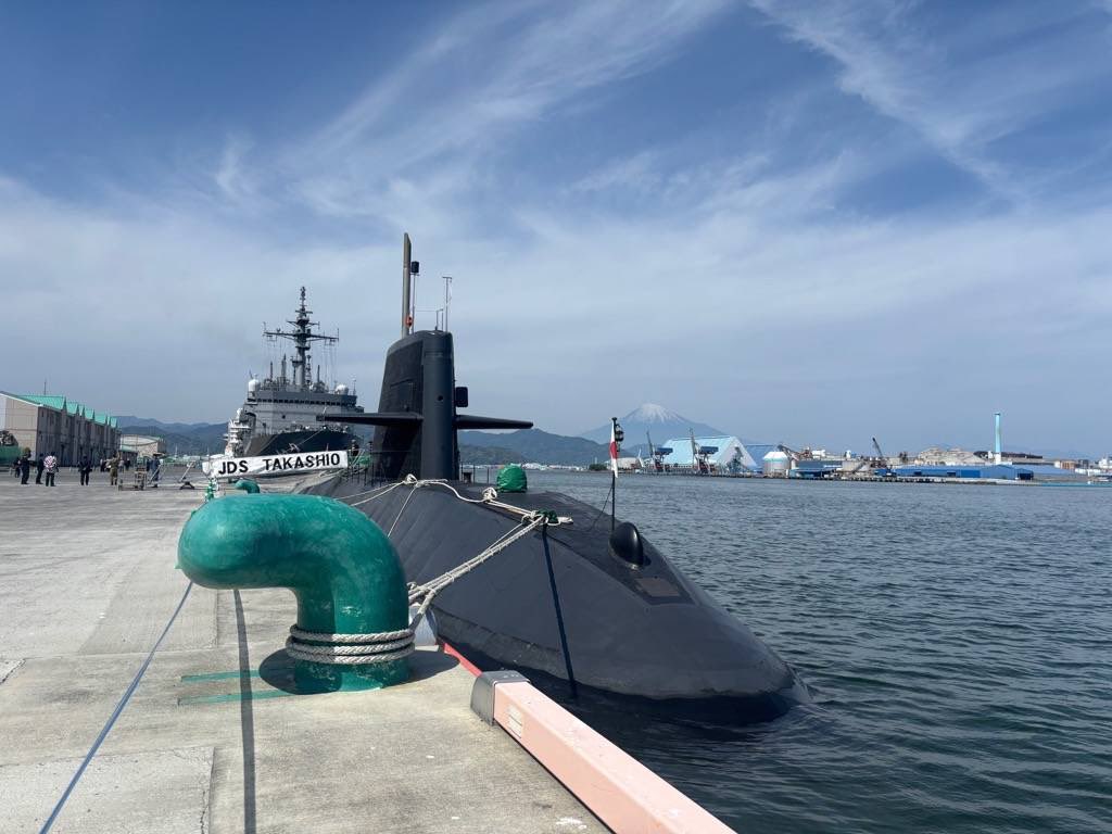 本日の清水港日の出埠頭は、潜水艦たかしおと潜水艦救難艦ちよだの一般