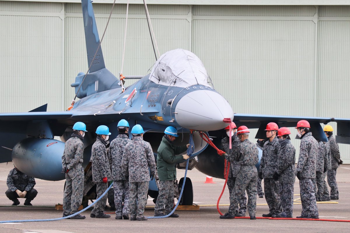 jasdf_hyakuri's tweet image. #百里基地 に新しく１００ｔクレーンと航空機収容トレーラが配備され、新しい機材を使用した航空機吊り上げ訓練を行いました。かく座した #Ｆ２ を移動させる想定で訓練を行い、場内救難対処態勢を向上させました。Ｆ２をトレーラに載せるってかなり難しいんですよ😱