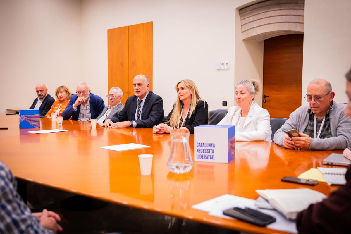 JuntsBages's tweet photo. @eulaliasb3 @ematariu @Anna_Erra @vadorverges @judithtoronjo Una trobada de treball per traslladar les necessitats reals del Bages i avançar en la proposta de resolució sobre el transport públic comarcal que vam presentar.

Continuem treballant per un #Bages millor connectat i amb serveis a l’alçada del territori. https://t.co/L79uOBU0th