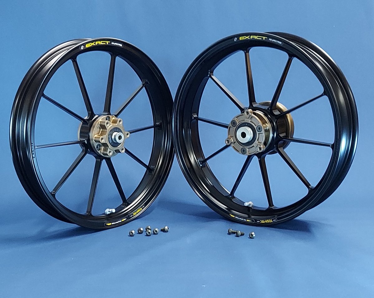 assyyan's tweet photo. テイスト・オブ・ツクバ
TOSH-TECブースでとても人気のSDR200

こちらは長い付き合いのお友達、S様の珠玉の１台❣
当社でエンジンフルチューニング、メンテナンスされた車両を引き継ぎ、それから数々のカスタム😆
チタンチャンバーとEXACT ⅡRACING10アルミを装着♥

スペシャルな車両です。

製作の意図、ご苦労などなど　ブースにいらっしゃいますのでお気軽にお声がけくださいませ。
＃テイスト・オブ・ツクバ
＃YAMAHASDR200
＃SDR200チタンチャンバー
＃SDR200EXACTアルミホイールマグホイール