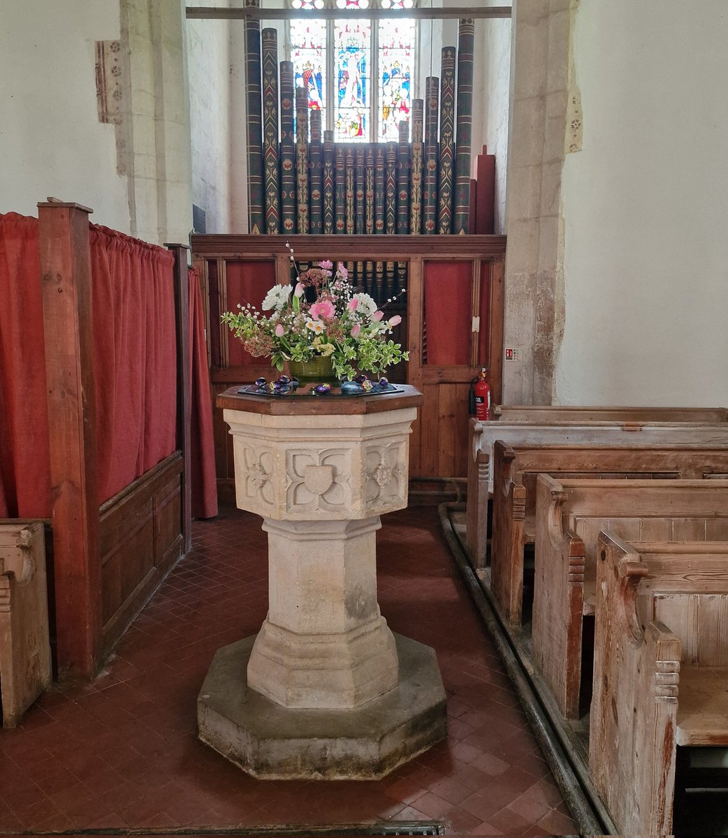 StroudStory's tweet photo. A pretty floral display at Hampnett, #Gloucestershire for #FontsOnFriday with some #PrettyPipes behind. Font a slender Perp effort, understated in an otherwise wild church... https://t.co/wqdbuwmbcN