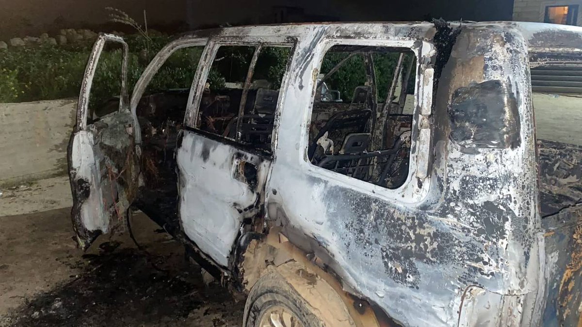 " ما إن تم وقف إطلاق النار في لبنان...عاد الجيش الإسرائيلي والمستوطنين لعاداتهم القديمه التي لم تتوقف اصلا🤷

🔴AJENews
أضرم المستوطنون النار في سيارات فلسطينية

وقام الجيش الإسرائيلي بنهب المحلات التجارية في الضفة الغربية المحتلة.