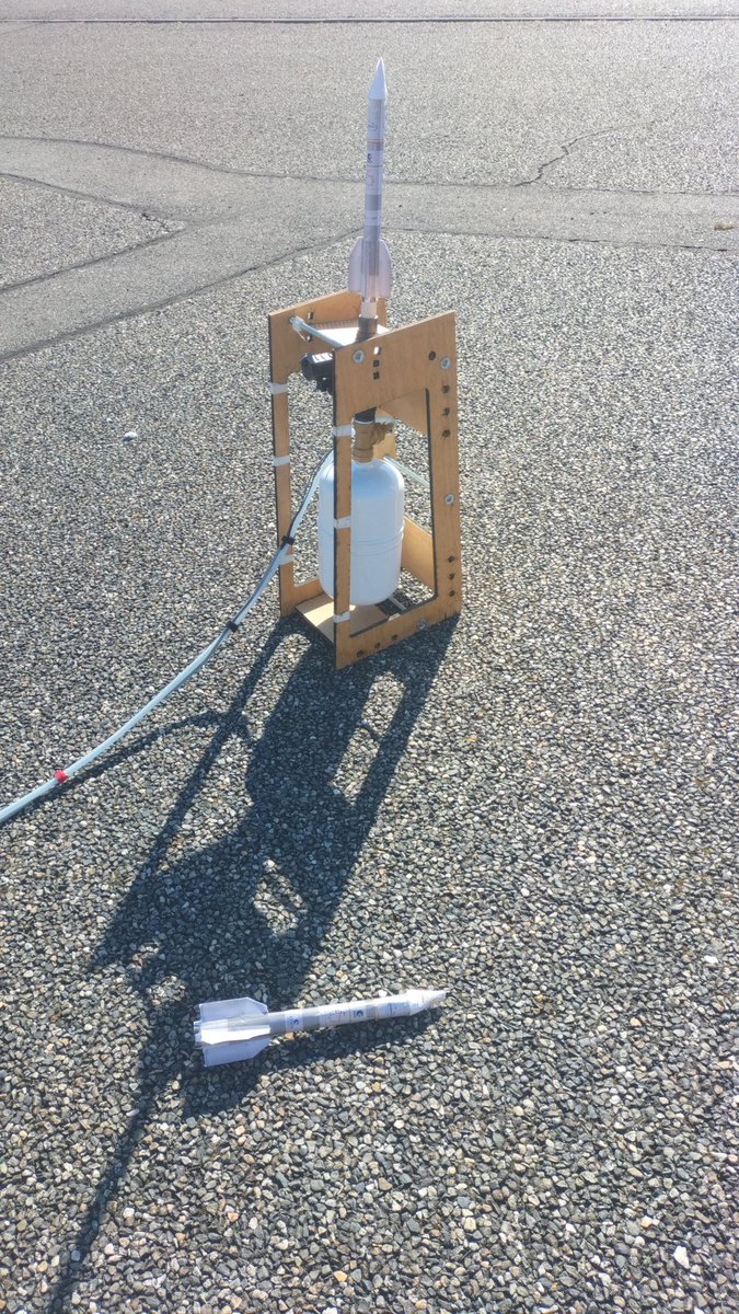 roussillous's tweet photo. La science en pratique: atelier fusée avec Planète sciences Occitanie @actoulouse @DSDEN31 https://t.co/nhvK6b8q4z