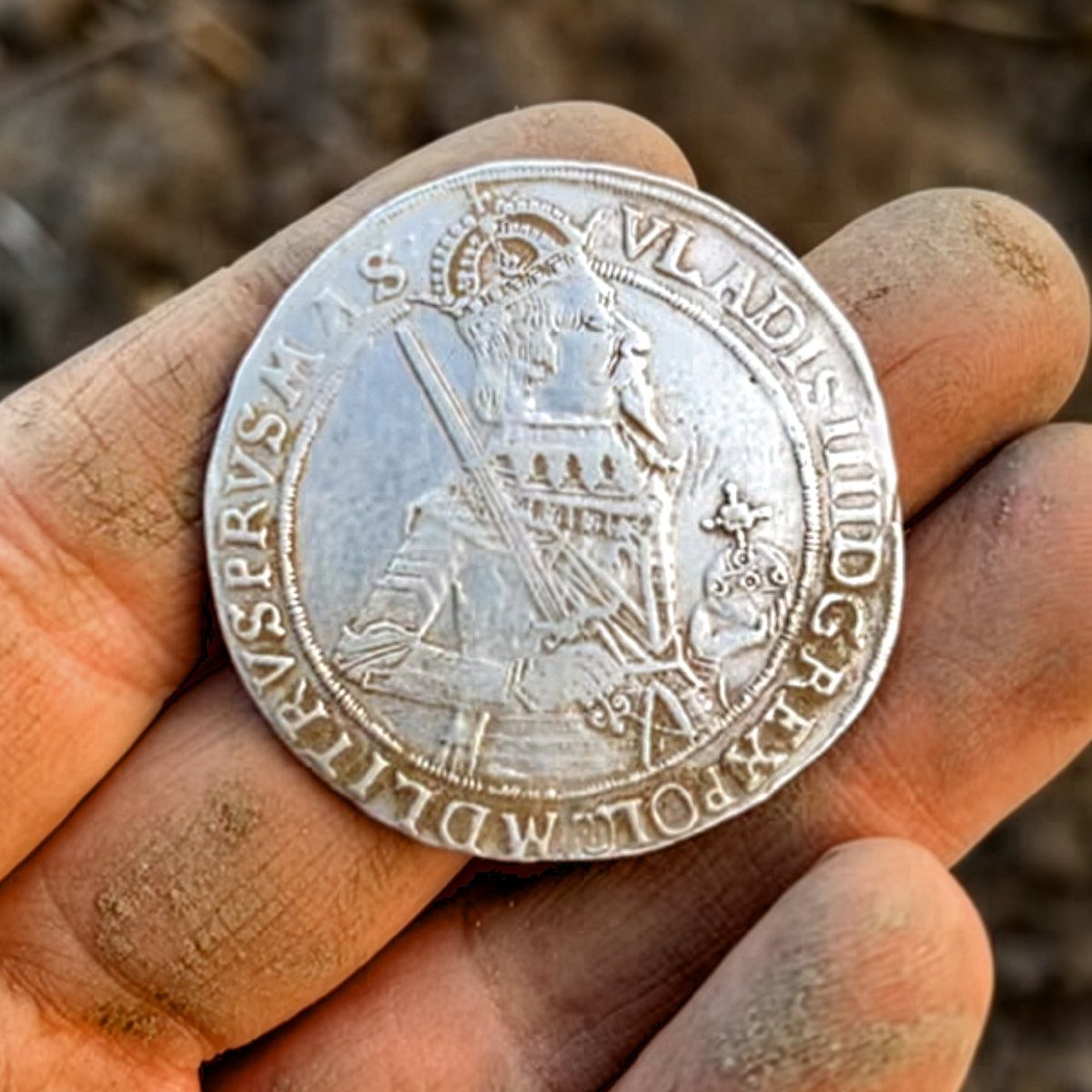 _Treasure_Kings's tweet image. Look at the size of this #silver beast!
1633 Crown taler of Polish King Władysław IV - rare #coin found in Denmark by detectorist Marino Smidstrup.                                       PL🇵🇱 DK🇩🇰
#metaldetecting