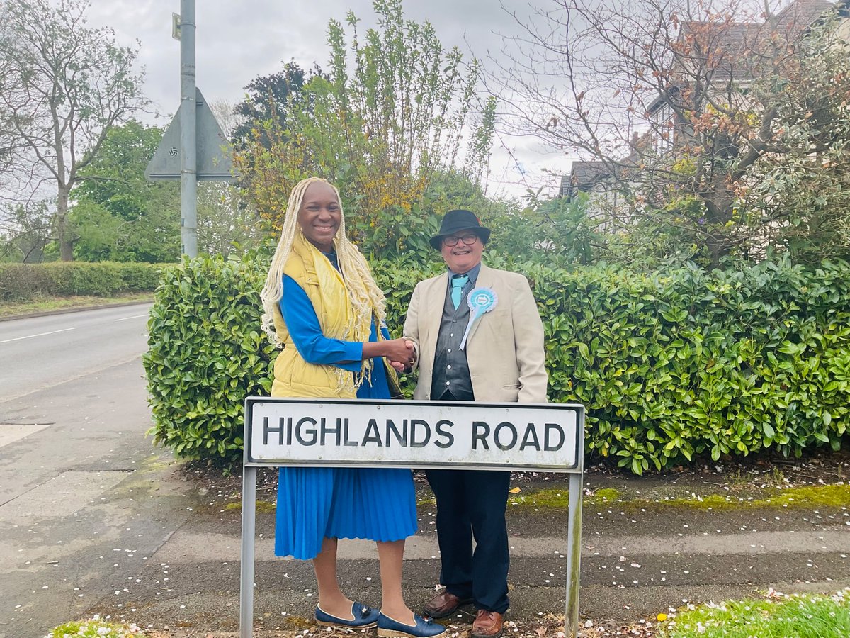 CeliaHibbert's tweet image. Campaigning in Merry Hill Ward, alongside our fantastic candidate, Im Stanley -who's unapologetically #patriotic!  Pls read his impressive bio on my FB We promised #Wolverhampton quality @reformparty_uk candidates - that promise is triple locked!🔒 🔒🔒🏴󠁧󠁢󠁥󠁮󠁧󠁿🇬🇧facebook.com/share/p/1J1zg1…