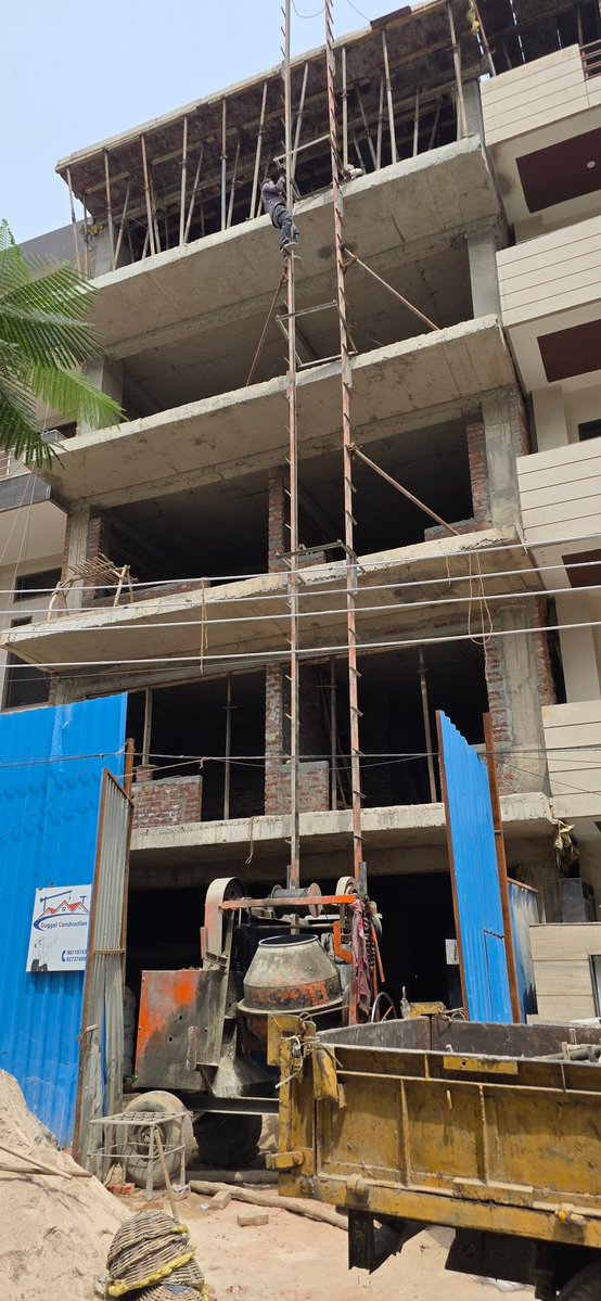 gsinglajourno's tweet image. #Gurgaon के सेक्टर 43 में मकान number 437 छत डालने के लिए बिल्डिंग मटेरियल सड़क पर डाल सड़क बंद कर दी गयी, सीवर के मैन होल को भी मटेरियल से ढक दिया गया। @MunCorpGurugram @DC_Gurugram @HspcbN @CPCB_OFFICIAL @gurgaonpolice