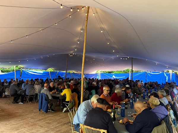 Último día para apuntarse a la comida de mayores de las Fiestas de Ayala. radiollodio.com/2026/04/17/ult…