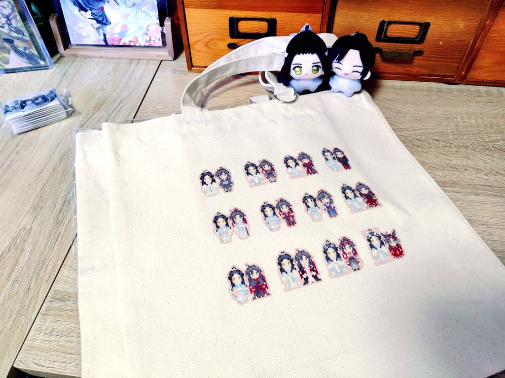 ドット絵忘羨トートバッグできたったー！🐰思ったよりサイズもだけど付属のＤカンが大きくてキーホルダーとか色々付けれそう。楽しみ。