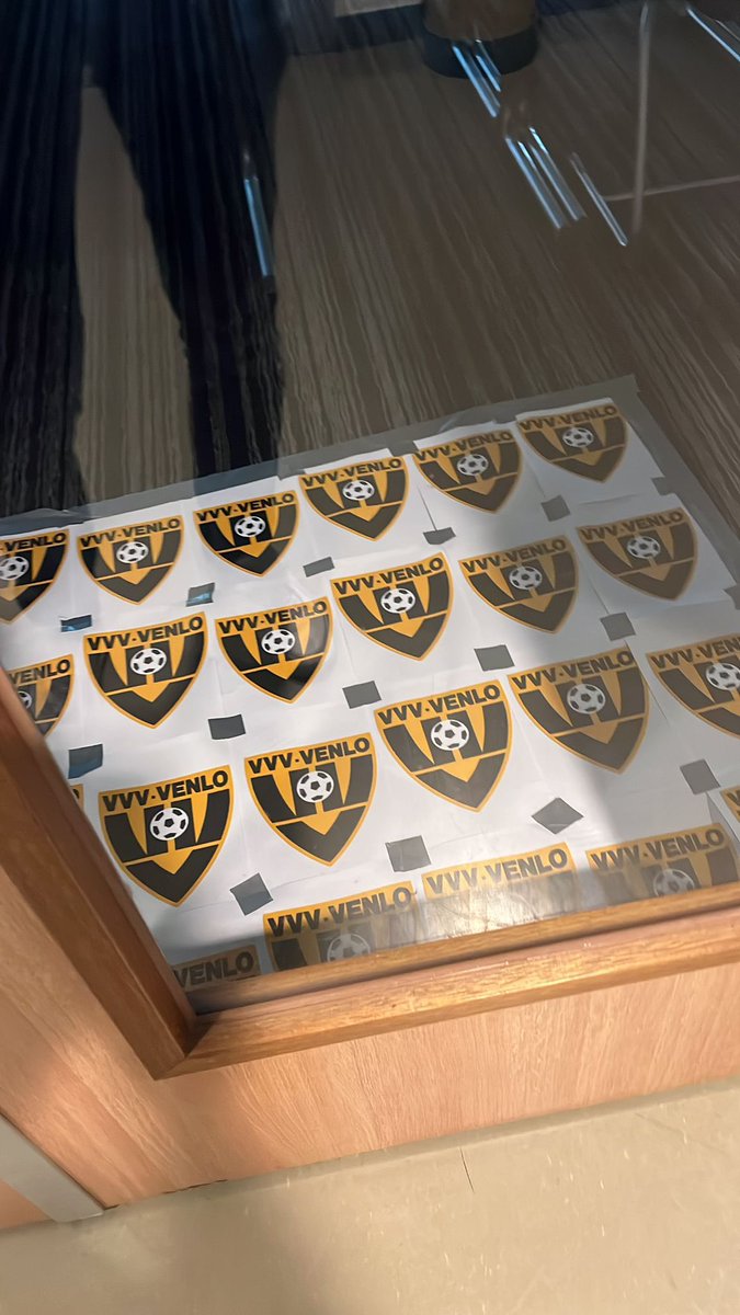 maasje70's tweet image. Vandaag LSD/Stuntdag op mijn school in Weert. Als énige VVV-fan daar krijg ik mijn portie…het lokaal is door de leerlingen behangen met álle Limburgse clubs behalve VVV…alleen de deurmat om de voeten te vegen is VVV…🤦🏻‍♂️😂👍
#vvvvenlo #onderwijs @HetCollegeWeert @VVVVenlo