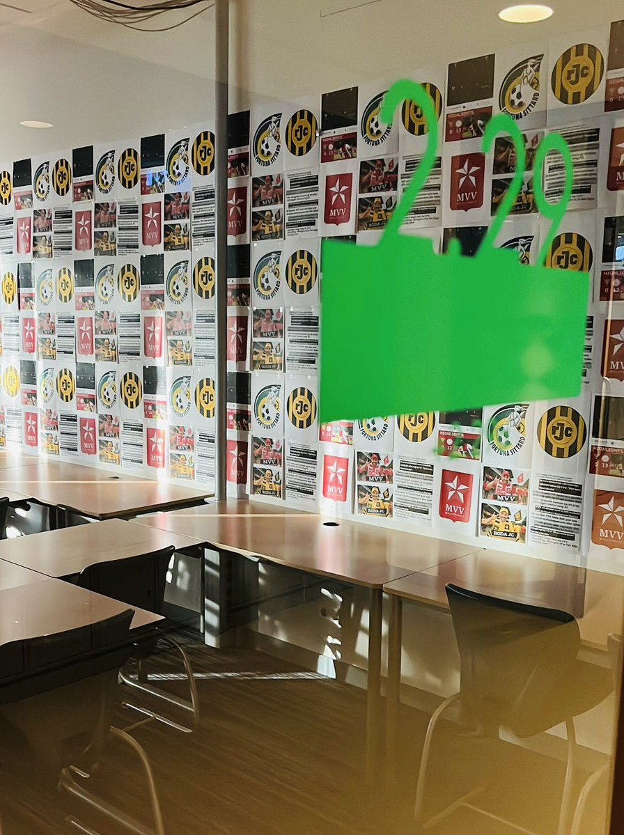 maasje70's tweet image. Vandaag LSD/Stuntdag op mijn school in Weert. Als énige VVV-fan daar krijg ik mijn portie…het lokaal is door de leerlingen behangen met álle Limburgse clubs behalve VVV…alleen de deurmat om de voeten te vegen is VVV…🤦🏻‍♂️😂👍
#vvvvenlo #onderwijs @HetCollegeWeert @VVVVenlo