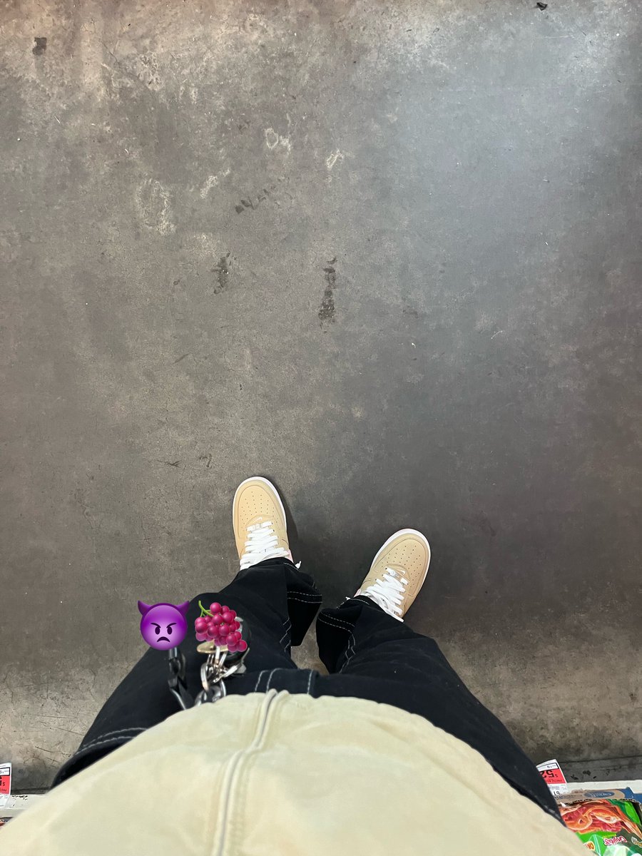 SSWVGST13's tweet image. jealous ass BITCH let dat steam out ya collaa hoe! #THREE #SIX