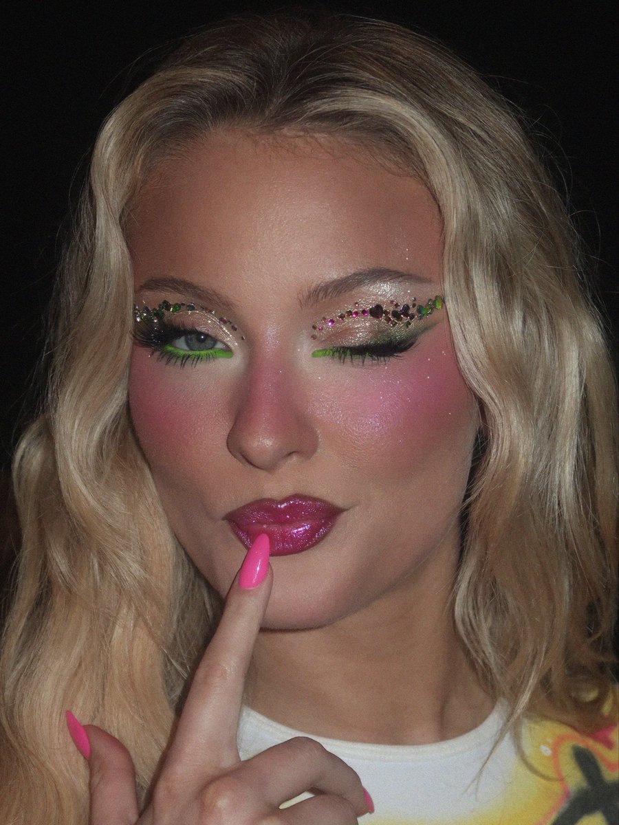 venusjmi's tweet photo. She can pull off any type of makeup look holy fuckkkkkk her face card is undefeated https://t.co/TLI0FdlQDv