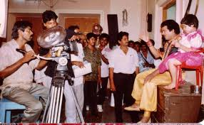 SkydreamMedia's tweet photo. Tollywood Blockbuster Files : #Mayalodu
నవ్వుల మాంత్రికుడు
ఒక్కసారి చూస్తే నవ్వులు… మళ్లీ చూస్తే గుర్తులు ❤️
హీరో రాజేంద్ర ప్రసాద్ టాప్ 10 మూవీస్ చెప్పమంటే మైండ్లో మెదిలే మొదటి ఐదు సినిమాల్లో మాయలోడు ఖచ్చితంగా ఉంటుంది. ఆ సినిమా విజయం ,రన్నింగ్ ,అది తెచ్చిపెట్టిన లాభం అన్నీ కలిసి మాయలోడు మూవీని సూపర్బ్ రిపీట్ వాల్యూ ఉన్న మూవీగా డబుల్ బ్లాక్బస్టర్ గా నిలిపింది.
రాజేంద్రుడు గజేంద్రుడు ఎస్వి కృష్ణా రెడ్డి గారి మొదటి సినిమా 1993 లో రిలీజ్ అయి సూపర్ హిట్ అయింది. కృష్ణా రెడ్డి గారికి దర్శకుడిగా సంగీత దర్శకుడిగా మంచి పేరు తెచ్చిపెట్టింది. తన మొదటి చిత్రం జరిగేటప్పుడు అన్ని రకాలుగా సపోర్ట్ చేసిన రాజేంద్ర ప్రసాద్ తోనే రెండో చిత్రం కూడా చేయాలి అనుకున్నారు. అచ్చి రెడ్డి గారు ఇదే విషయాన్ని రాజేంద్ర ప్రసాద్ తో చెప్తే కథ రెడీ చేయండి నచ్చితే చేద్దాం అన్నారు. అప్పుడు ఆయన చాలా బిజీ ఆర్టిస్ట్ అండ్ మినిమం గ్యారంటీ హీరో. దాంతో రాజేంద్రుడు గజేంద్రుడులో ఏనుగుని స్పెషల్ అట్రాక్షన్ గా పెట్టినట్టు నెక్స్ట్ మూవీలో కూడా ఏదైనా ప్రత్యేకత ఉండాలని ఆలోచించారు.
రోడ్ల మీద గారడీ విద్యలు చేసేవాళ్ళు చాలా మంత్రాలు వేస్తుంటారు. హీరోకి అలాంటి నేపథ్యం పెడితే ఎలా ఉంటుంది అని అచ్చిరెడ్డి అడిగితే కృష్ణా రెడ్డి గారు కొత్తగా ఉంటుంది చేద్దాం అన్నారు. ఒక లైన్ అనుకొని రైటర్ దివాకర్ బాబుతో కలిసి రెండు నెలల్లో కథ అంతా రెడీ చేశారు. ఒక్కో క్యారెక్టర్ కి ఒక్కో యాక్టర్ ని మనసులో ఊహించుకొని వారికి కొన్ని మేనరిజంస్ సృష్టించారు. రాజేంద్ర ప్రసాద్ గెటప్ ని పాతాళ భైరవిలోని ఎన్టీఆర్ గెటప్ దృష్టిలో పెట్టుకొని డిజైన్ చేశారు.
ఈ గారడీ చేసేవాళ్ళు ఏం మాట్లాడతారో ,ఎలా మంత్రాలు వేస్తారు అనే దానిపై పెద్ద పరిశోధనే జరిగింది. రాజమండ్రి దగ్గర ఒక ఊరికి తన మనుషుల్ని పంపి వారి మాటలన్నీ రికార్డ్ చేయించారు కృష్ణారెడ్డి. వాటిల్లోదే " నేను గాని ఒక వీల గాని వేసానంటే " అనే రాజేంద్ర ప్రసాద్ ఊత పదం. అలానే బాబుమోహన్ పాత్రకి ఎందుకు ఏమిటి ఎలా అనే పదాన్ని సృష్టించారు. అలీకి నాలుక బయట పెట్టి నవ్వే మానరిజం క్రియేట్ చేశారు.
కథ అంతా రాజేంద్ర ప్రసాద్ కి వివరిస్తే ఆయనకి భలే నచ్చి చేసేద్దాం అన్నారు. ఇక కాస్టింగ్ మొదలైంది. హీరోయిన్ గా వైజాగ్ కి చెందిన లయ అనే అమ్మాయిని తీసుకున్నారు. కీలకమైన ఒక చిన్న పాప పాత్రకు ఆడిషన్ చేసి ఢిల్లీకి చెందిన బేబీ నికితని తీసుకున్నారు. ఏవిఎస్, శ్రీలక్ష్మి, అలీ, బ్రహ్మానందం, కోటా శ్రీనివాసరావు, బాబుమోహన్, నిర్మలమ్మ లాంటి వారితో కాస్టింగ్ రెడీ.
అలా 1993 మేలో అన్నపూర్ణ స్టూడియోలో ఓపెనింగ్ జరిగింది ఎస్వి కృష్ణా రెడ్డి గారి రెండో మూవీ . టైటిల్ మాయలోడు. ఆగస్ట్ 23న రిలీజ్ డేట్ ఇవ్వడంతో మేలో స్టార్ట్ చేసి ఆగస్టులో రిలీజ్ చేస్తున్నారనే టాపిక్ అప్పట్లో సెన్సేషన్ అయింది. 80 లక్షలకు ఓపెనింగ్ రోజే మూవీ అమ్ముడుపోయింది . రాజేంద్ర ప్రసాద్ కు ఉన్న క్రేజ్ అలాంటిది.
మొదటి రోజు షూటింగ్ తర్వాత హీరోయిన్ బిహేవియర్ నచ్చక ఆమెను తీసేసి సౌందర్య గారిని అడిగారు. అప్పటికే ఆవిడ బిజీ అయిపోయారు అయినా ఈ మూవీ ఒప్పుకున్నారు. అలా హైదరాబాద్ అన్నపూర్ణ స్టూడియో, పద్మాలయ స్టూడియో, యూసఫ్ గూడ, సారధి స్టూడియోస్ లో మూవీ షూటింగ్ అంతా పూర్తి చేసుకుంది. కేవలం 32 రోజుల్లోనే మాయలోడు సినిమాని ముగించడం విశేషం.
కానీ షూటింగ్ మధ్యలో రాజేంద్రప్రసాద్ తో కృష్ణారెడ్డి కి చిన్న గొడవ అయి, అది పెద్దదిగా మారి , రాజేంద్రప్రసాద్ ఒక సాంగ్ చేయకుండా అలిగేదాకా వెళ్ళింది. ( దానికి సంబందించిన పూర్తి వివరాలు వేరే పోస్ట్ లో ఉన్నాయి, చూడొచ్చు ) అదే వాన పాట . రాజేంద్ర ప్రసాద్ సౌందర్యాల మీద ఆ సాంగ్ చేద్దాం అనుకున్నారు కానీ ఈ గొడవ వల్ల బాబూమోహన్ తో ఆ సాంగ్ చేసారు . ముందు సౌందర్య ఒప్పుకోలేదు కానీ కృష్ణారెడ్డి గారి బలవంతం మీద ఒప్పేసుకున్నారు . ఈ పాట విషయం బాబుమోహన్ కి చెప్తే కామెడీ చేస్తున్నారా అని లైట్ తీసుకున్నారు. తర్వాత నిజంగానే తీస్తున్నారని తెలిసి షాక్ అయిపోయారు. తర్వాత కష్టపడి డాన్స్ మూమెంట్స్ నేర్చుకొని చాలా బాగా ఆ సాంగ్ పిక్చరైజ్ చేశారు.
అలా ఆగస్టు 23 1993 లో 35 కేంద్రాల్లో రిలీజ్ అయింది మాయలోడు. కొత్త కథ ,కొత్త కొత్త క్యారెక్టరైజేషన్స్ ,కామెడీతో జనాల్ని బాగా ఆకట్టుకుంది మాయలోడు. సౌందర్యతో బాబుమోహన్ సాంగ్ పెద్ద అట్రాక్షన్ అయింది. ఈ పాటకు థియేటర్లో కుర్రాళ్లు డాన్సులతో హోరెత్తించేవారు. ఈ పాట కోసమే సినిమాకి వెళ్లిన వారు ఎంతో మంది.
అలానే బాబుమోహన్ ఊతపదం ఎందుకు ఏమిటి ఎలా అనేది బాగా పాపులర్ అయింది. అలీ నాలుక బయట పెట్టి ఇచ్చే ఎక్స్ప్రెషన్ విపరీతంగా ప్రాచుర్యం పొందింది. అన్నింటికీ మించి చైల్డ్ సెంటిమెంట్ ఫ్యామిలీ ఆడియన్స్ ని చిన్న పిల్లల్ని మళ్ళీ మళ్ళీ థియేటర్స్ కి రప్పించింది.
ఎస్వి కృష్ణా రెడ్డి దర్శకత్వ ప్రతిభతో పాటు ఆయన సంగీతం అందించిన పాటలు కూడా ఆకట్టుకుంటాయి. ముఖ్యంగా నీ మాయలోడిని నేనే అనే సాంగ్ వినసొంపుగా ఉంటుంది. రాజేంద్ర ప్రసాద్ గారి ఇమేజ్ ఆయన యాక్టింగ్ సినిమాకు మెయిన్ ఎసెట్ కాగా ఆయన ఊత పదం నేను గాని ఒక వీల గాని వేసానంటే కూడా వెరీ ఫేమస్. సౌందర్య ఈ మూవీలో చాలా గ్లామర్ గా కనబడతారు.
అలా మాయలోడు అఖండమైన విజయం సాధించింది. ఇందులోని నటనకు గాను బేబీ నికిత బెస్ట్ చైల్డ్ ఆర్టిస్ట్ గా నంది అవార్డు అందుకుంది. ఈ మూవీ 100 రోజుల ఫంక్షన్ సికింద్రాబాద్ లో ఘనంగా జరిగింది. సూపర్ స్టార్ కృష్ణ విజయ నిర్మల ముఖ్య అతిథులుగా వచ్చారు.
ఇక మాయలోడు బాక్స్ ఆఫీస్ విషయానికి వస్తే 35 కేంద్రాల్లో రిలీజ్ అయిన ఈ మూవీ 30 కేంద్రాల్లో 50 రోజులు ప్రదర్శించబడింది. తర్వాత కొన్ని పెద్ద సినిమాల కోసం చాలా సెంటర్స్ లో తీసేయడం వల్ల ఏడు కేంద్రాల్లో 100 రోజులు ఆడింది మాయలోడు. హైదరాబాద్ శ్రీనివాస థియేటర్లో ఏకంగా 260 రోజులు నాలుగు ఆటలతో ప్రదర్శించబడింది. అల్లరి అల్లుడు, నిప్పురవ్వ, ,బంగారు బుల్లోడు, అబ్బాయిగారు లాంటి పెద్ద సినిమాలు ఎన్ని వచ్చినా మాయలోడు ప్రభంజనం మాత్రం తగ్గలేదు. రెండు కోట్లు వసూలు చేసి బ్లాక్బస్టర్ చిత్రంగా ...స్లాం సిస్టం లో వన్ ఆఫ్ ది రేర్ సిల్వర్ జూబ్లీ మూవీగా నిలిచింది ఈ మూవీ.
కడుపుబ్బా నవ్వించే కామెడీ, ఆహ్లాదకరమైన సంగీతం, చిన్న పిల్లల సెంటిమెంట్ 1990లలో మనకు బాగా ఇష్టమైన మూవీస్ లో మాయలోడు కూడా ఒకటి.