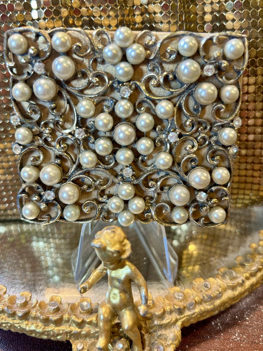 VintageYouSay's tweet photo. Vintage Pearl Rhinestone Filigree Compact Powder Case Original Puff Screen 3” Hashtags

#VintageCompact #PowderCompact #PearlCompact #RhinestoneCompact #VintageVanity #FiligreeJewelry #OldHollywoodStyle #VanityCollectibles #GiftIdeasForH https://t.co/zxChw3qUFc #eBay via @eBay https://t.co/eIrqndVJcb