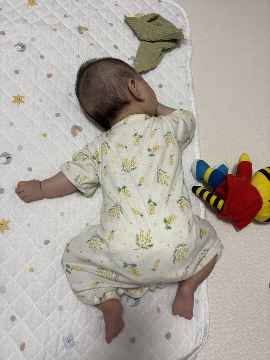 ma_char's tweet photo. 寝てる。
寝返りを覚えてからはこのスタイルが気に入っているらしい。
こわいからやめてほしいんだけども🤔 https://t.co/Ny4vfirGMq