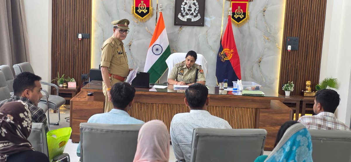 budaunpolice's tweet photo. #budaunpolice #SSPBDN सुश्री अंकिता शर्मा द्वारा पुलिस कार्यालय पर #जनसुनवाई की गयी। इस दौरान पुलिस कार्यालय में आने वाले शिकायतकर्ताओं की समस्याओं को सुनकर उनके समयबद्ध व गुणवत्तापूर्ण निस्तारण हेतु संबन्धित को आवश्यक दिशा-निर्देश दिए गये। #UPPolice https://t.co/6M7XT6sApb