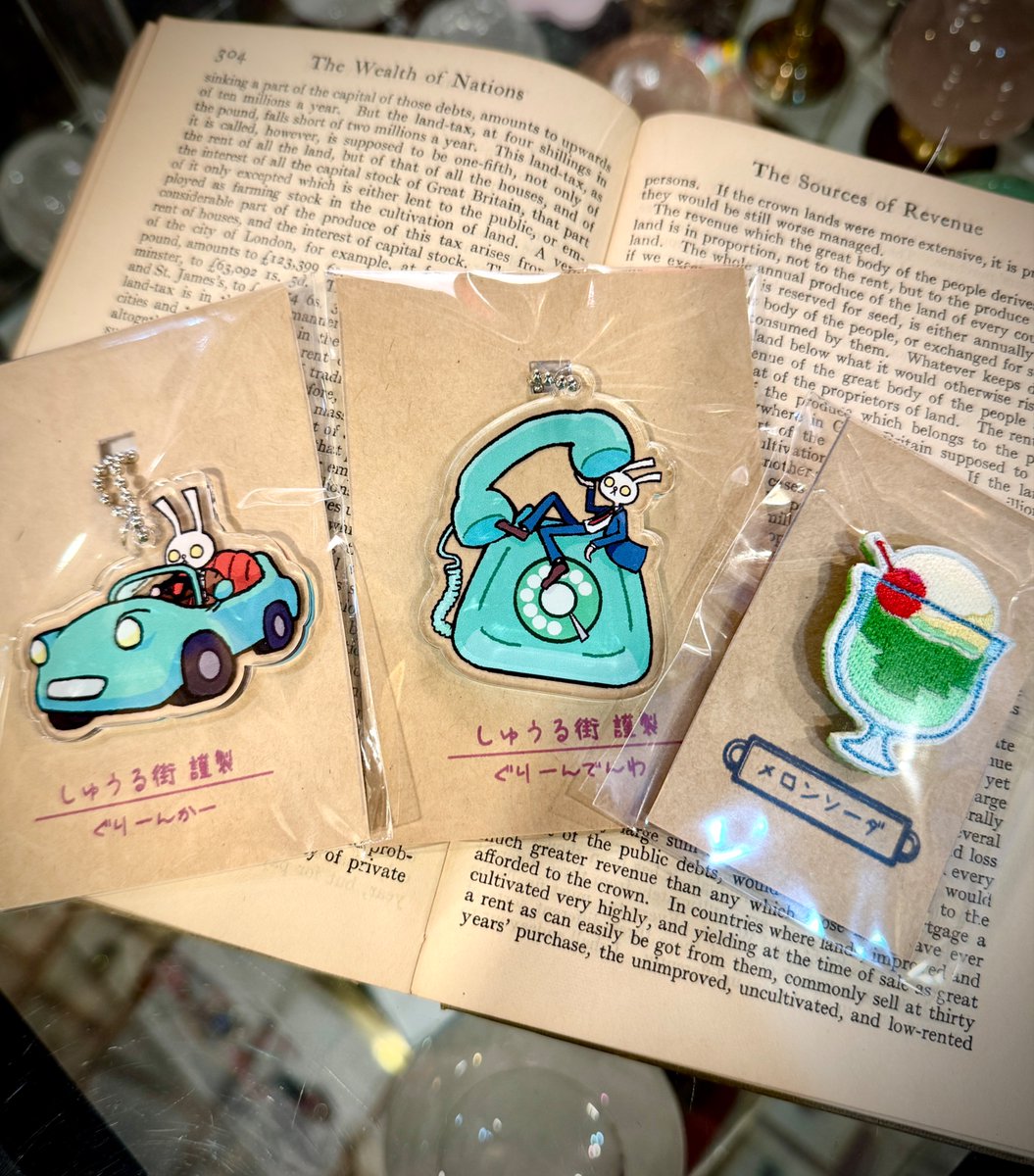 umifukuzakka's tweet photo. 「緑色のものいろいろ展」より🟢
しゅーる街さんのアクリルキーホルダーとブローチ💡 https://t.co/6OWI6wJhC1