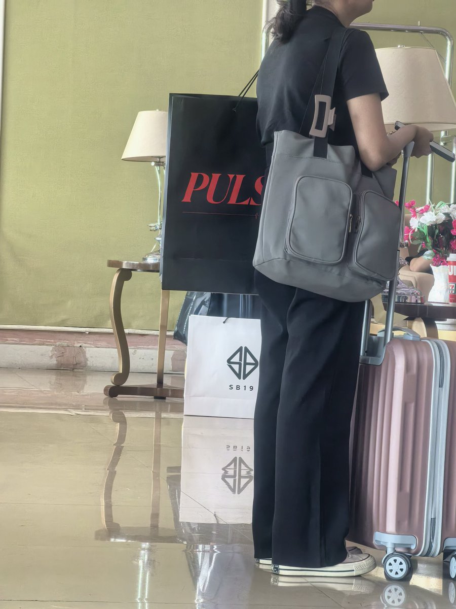 TripleKimChi's tweet photo. hanggang accommodation labanan ng pulse on at sb19 paper bag hahahaha

D-1 SB19 WAS CONCERT FINALE
@SB19Official #SB19
#SB19ListeningPartyOnWeverse https://t.co/Sd8QPSU9yz