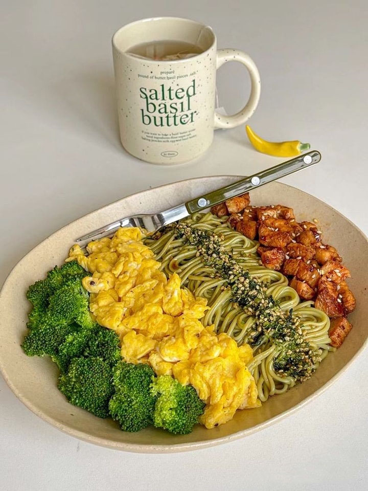 tugba_rp's tweet image. Swap fried for grilled! This protein-packed grilled chicken salad with roasted veggies u0026 quinoa is your 300-calorie win for lean gains. Light, flavorful, u0026 ready in 15 mins—no cheat days needed!  #FatLossMeals #CleanEating