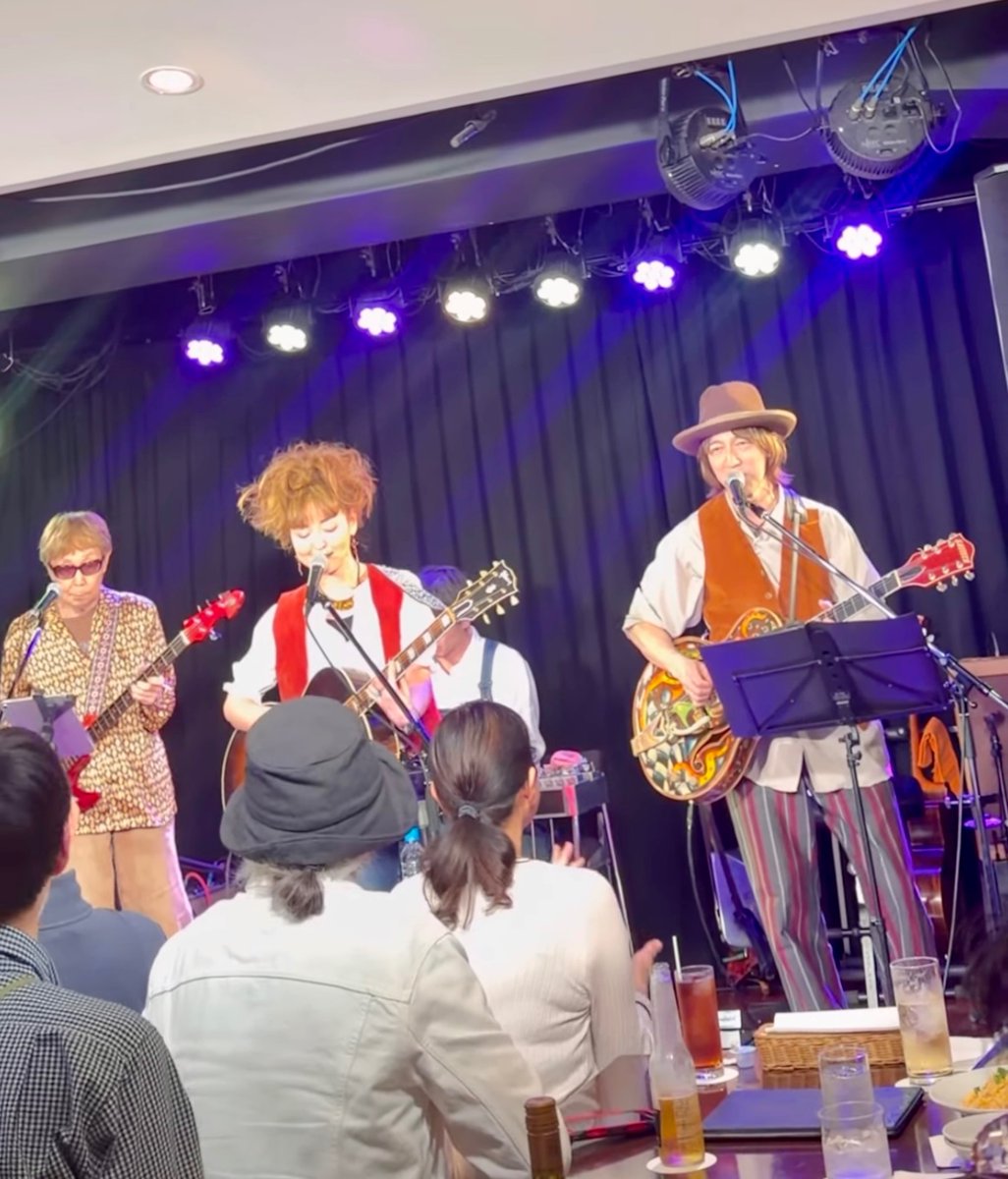 TEXLYNX1's tweet photo. 曙橋BackInTownでのライブにお越しいただいた方ありがとうございました！！天気も晴れたし満員御礼☀️約9ヶ月ぶり？のライブでしたが、楽しんでいただけたでしょうか？全ギター数10本、久しぶりにやる曲や新曲、そしてあのカントリーソング？も楽しく演奏できました🎶次回は夏決まり次第お知らせします https://t.co/zrVN3Rtqz5