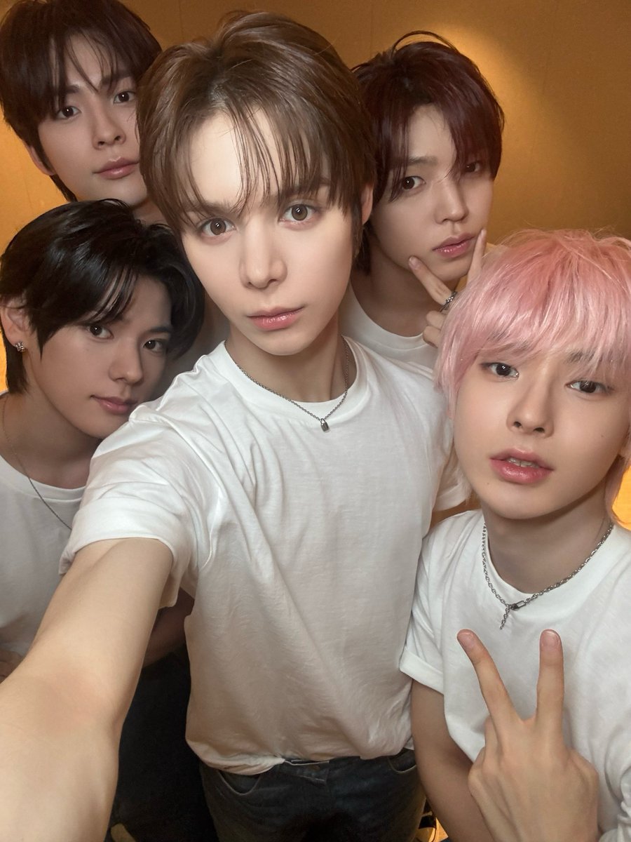 On the way🚶

#SMTR25 #FanMeetingTour #GraduationTrip #SMTR25_FM_TOUR_GraduationTrip #GraduationTripSeoul