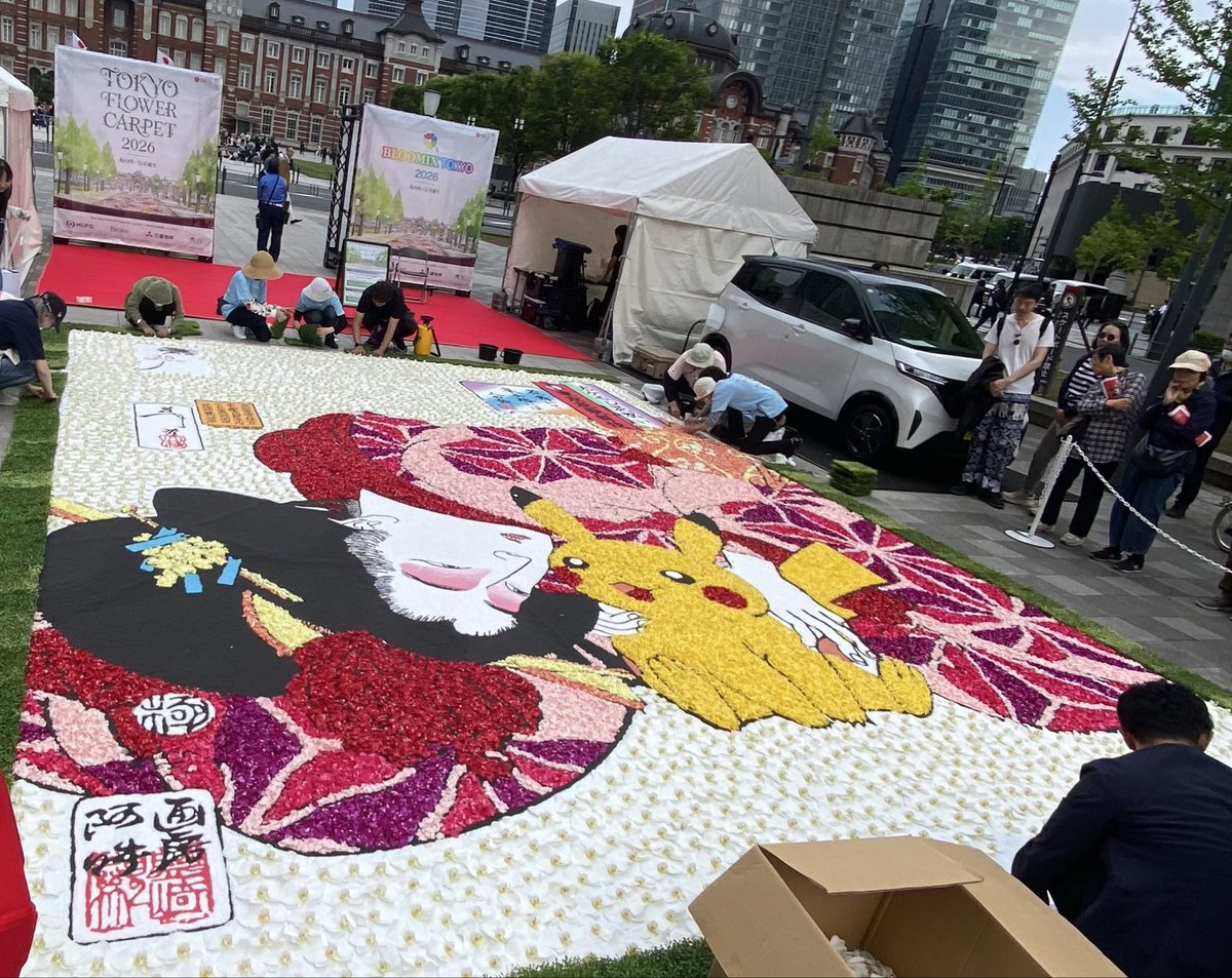 東京駅の前でやってるイベント、
 #TOKYOFLOWERCARPET2026 。
インフィオラータってゆーイタリアの伝統的な花絵なんだって。

頭にお花を一輪（無料）付けてもらった🏵️

4月19日（日）まで、丸の内・行幸通りでやってるよ〜。