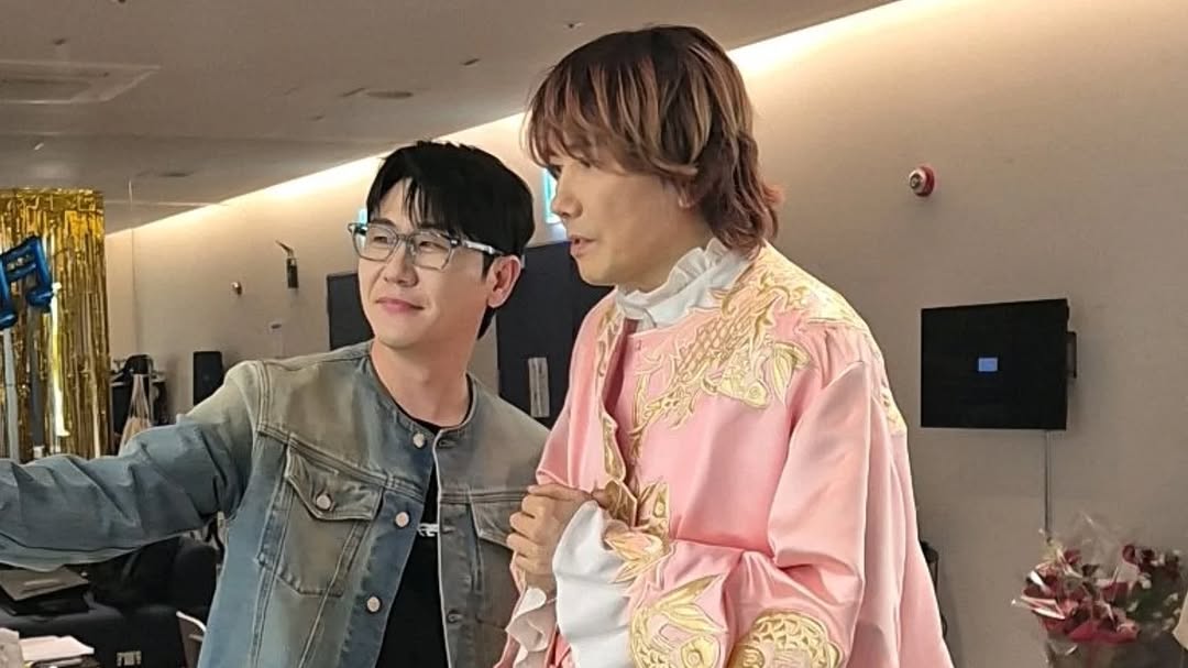 Daisytak_01's tweet image. #Repost @eun_young_kang 
——
히든싱어 김장훈편
녹화후 제작진들과 단체사진 촬영할때까지 남아 장훈오빠보다도 늦게 퇴근한 의리남 영탁이 💙
모두 고생 많으셨습니다 😀

#히든싱어 #김장훈 #영탁